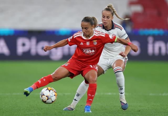 Benfica's Portuguese forward #13 Lucia Alves fights for the ball with Bayern Munich's German defender #07 Giulia Gwinn during the UEFA Women's Champions League, league phase, day 2 football match between SL Benfica and Bayern Munich at Estadio da Luz in Lisbon on September 30, 2026. (Photo by PATRICIA DE MELO MOREIRA / AFP)