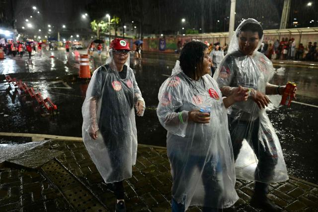 Supporters of Brazil's President and presidential candidate Luiz Inacio Lula da Silva leave a campaign event after it was suspended due to rain in Juiz de Fora, Minas Gerais state, Brazil, on September 30, 2026. Brazil will hold presidential election on October 4, 2026. (Photo by Pablo PORCIUNCULA / AFP)