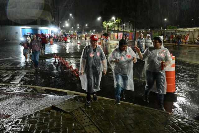Supporters of Brazil's President and presidential candidate Luiz Inacio Lula da Silva leave a campaign event after it was suspended due to rain in Juiz de Fora, Minas Gerais state, Brazil, on September 30, 2026. Brazil will hold presidential election on October 4, 2026. (Photo by Pablo PORCIUNCULA / AFP)