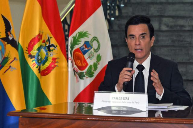 Peruvian Foreign Minister Carlos Espa delivers a statement after receiving the flag of the Andean Community (CAN) from his Ecuadorian counterpart Roberto Kury during the transfer of the bloc's rotating presidency at the Foreign Ministry in Quito on September 30, 2026. (Photo by Rodrigo BUENDIA / AFP)