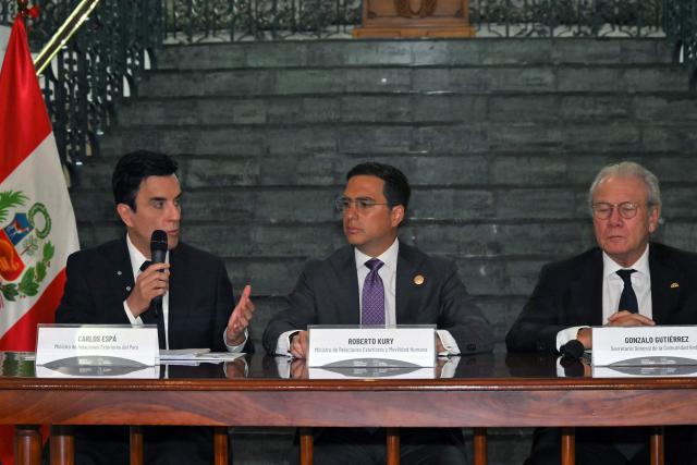 Peruvian Foreign Minister Carlos Espa (L), Ecuadorian Foreign Minister Roberto Kury (C) and Andean Community (CAN) Secretary General Gonzalo Gutierrez deliver statements following the handover of the Andean Community flag during the transfer of the bloc's rotating presidency at the Foreign Ministry in Quito on September 30, 2026. (Photo by Rodrigo BUENDIA / AFP)