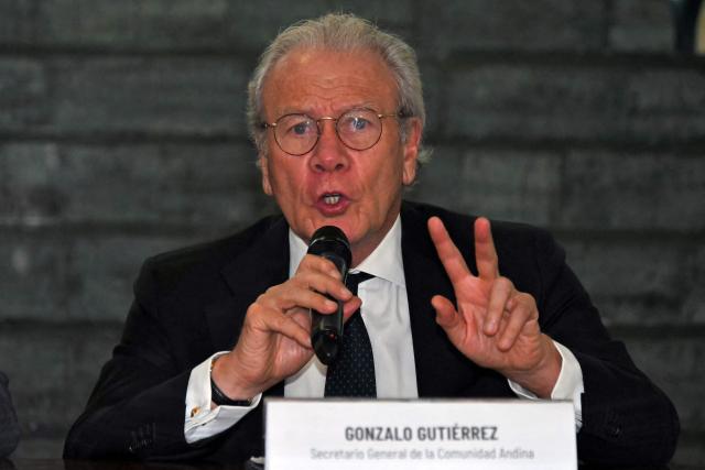Andean Community (CAN) Secretary General Gonzalo Gutierrez delivers a statement following the handover of the Andean Community flag by Ecuadorian Foreign Minister Roberto Kury to his Peruvian counterpart Carlos Espa during the transfer of the bloc's rotating presidency at the Foreign Ministry in Quito on September 30, 2026. (Photo by Rodrigo BUENDIA / AFP)
