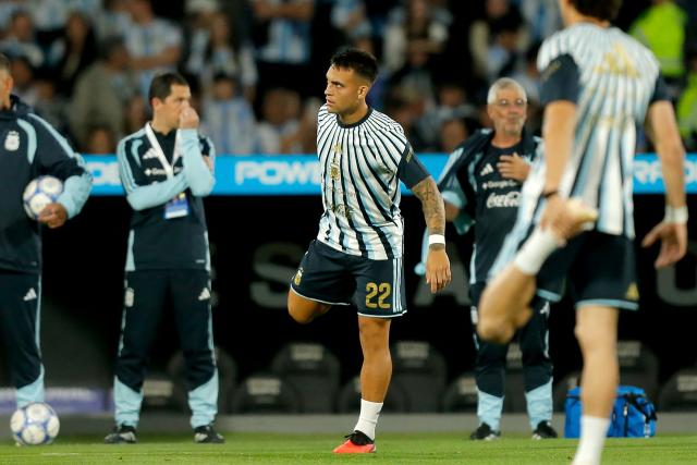 Argentina's forward #22 Lautaro Martinez (C) warms up with his teammates ahead of the international friendly football match between Argentina and Bolivia at Mario Alberto Kempes Stadium in Cordoba, Argentina, on September 30, 2026. (Photo by Diego Lima / AFP)