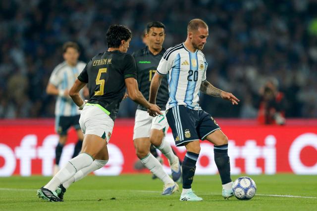 Argentina's midfielder #20 Alexis Mac Allister passes the ball past Bolivia's defender #05 Efrain Morales during the international friendly football match between Argentina and Bolivia at Mario Alberto Kempes Stadium in Cordoba, Argentina, on September 30, 2026. (Photo by Diego Lima / AFP)