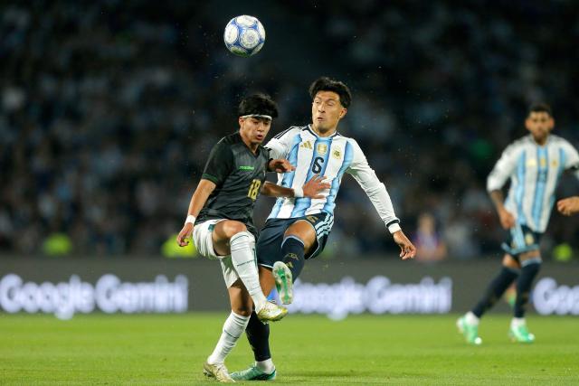 Bolivia's midfielder #18 Jesus Maraude and Argentina's defender #06 Lisandro Martinez fight for the ball during the international friendly football match between Argentina and Bolivia at Mario Alberto Kempes Stadium in Cordoba, Argentina, on September 30, 2026. (Photo by Diego Lima / AFP)