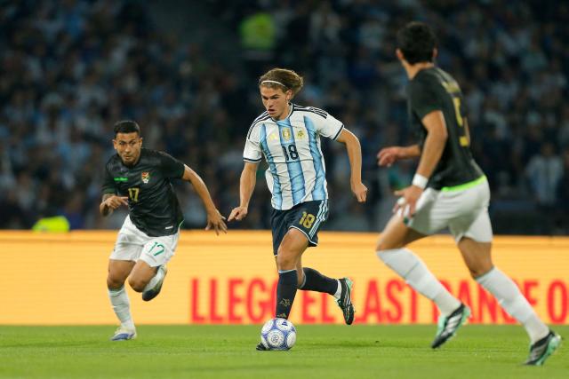 Argentina's midfielder #18 Nico Paz controls the ball during the international friendly football match between Argentina and Bolivia at Mario Alberto Kempes Stadium in Cordoba, Argentina, on September 30, 2026. (Photo by Diego Lima / AFP)