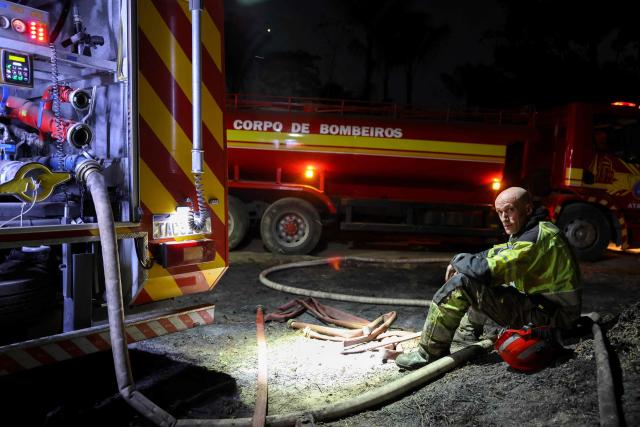 A Brazilian firefighter rests during a wildfire in the Amazon rainforest in Iranduba, Amazonas state, Brazil on September 30, 2026. (Photo by MICHAEL DANTAS / AFP)