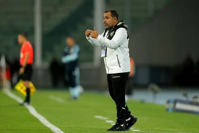 Bolivia's head coach Oscar Villegas gives instructions to his players during the international friendly football match between Argentina and Bolivia at Mario Alberto Kempes Stadium in Cordoba, Argentina, on September 30, 2026. (Photo by Diego Lima / AFP)
