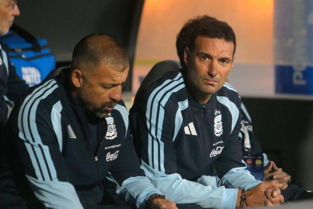 Argentina's head coach Lionel Scaloni (R) looks on ahead of the international friendly football match between Argentina and Bolivia at Mario Alberto Kempes Stadium in Cordoba, Argentina, on September 30, 2026. (Photo by DIEGO LIMA / AFP)