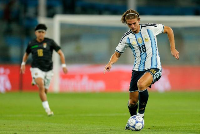 Argentina's midfielder #18 Nico Paz controls the ball during the international friendly football match between Argentina and Bolivia at Mario Alberto Kempes Stadium in Cordoba, Argentina, on September 30, 2026. (Photo by Diego Lima / AFP)