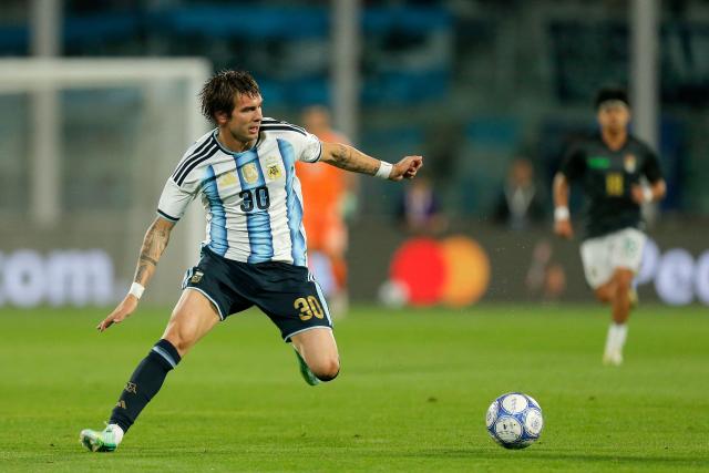 Argentina's forward #30 Franco Mastantuono controls the ball during the international friendly football match between Argentina and Bolivia at Mario Alberto Kempes Stadium in Cordoba, Argentina, on September 30, 2026. (Photo by Diego Lima / AFP)