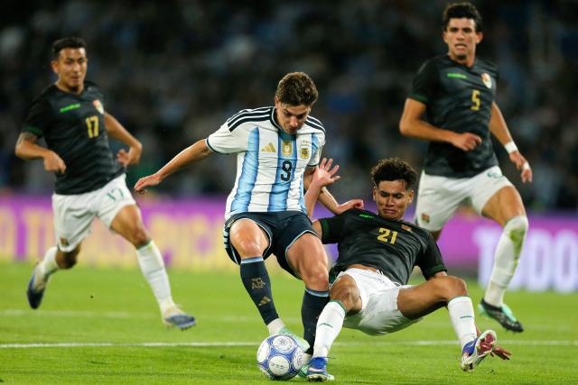 Argentina's forward #09 Julian Alvarez and Bolivia's defender #21 Yomar Rocha fight for the ball during the international friendly football match between Argentina and Bolivia at Mario Alberto Kempes Stadium in Cordoba, Argentina, on September 30, 2026. (Photo by Diego Lima / AFP)