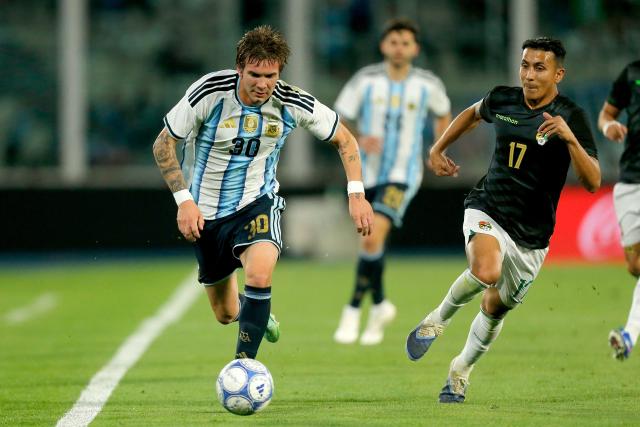 Argentina's forward #30 Franco Mastantuono and Bolivia's midfielder #17 Roberto Fernandez fight for the ball during the international friendly football match between Argentina and Bolivia at Mario Alberto Kempes Stadium in Cordoba, Argentina, on September 30, 2026. (Photo by Diego Lima / AFP)