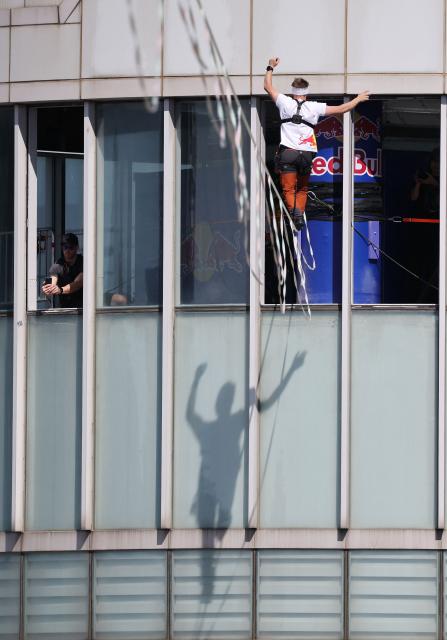 Estonia's Jaan Roose performs on a slackline during South Korea's first urban highline crossing event, 160 metres long and suspended 120 metres above the ground, in central Seoul on October 1, 2026. (Photo by KIM HONG-JI / POOL / AFP)