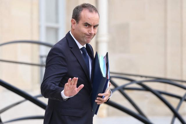 France's Prime Minister Sebastien Lecornu gestures as he leaves after the weekly cabinet meeting (Conseil des ministres) during which the 2027 state draft budget (PLF) and social security financing bill (PLFSS) for 2027 were presented, at the Elysee Palace in Paris, on October 1, 2026. (Photo by Ludovic MARIN / AFP)