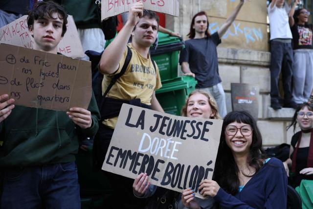 Protesting students carry out blockading action at the Henri-IV secondary school, in Paris on October 1, 2026. Since late September, students have staged protests outside schools over grievances ranging from timetables, class sizes and a shortage of teachers to overheated classrooms during this year's heatwaves. The protests started in the Ile-de-France region around Paris but have now spread to other cities nationwide. (Photo by Kenzo TRIBOUILLARD / AFP)