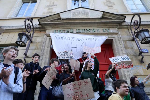 Protesting students carry out blockading action at the Henri-IV secondary school, in Paris on October 1, 2026. Since late September, students have staged protests outside schools over grievances ranging from timetables, class sizes and a shortage of teachers to overheated classrooms during this year's heatwaves. The protests started in the Ile-de-France region around Paris but have now spread to other cities nationwide. (Photo by Kenzo TRIBOUILLARD / AFP)