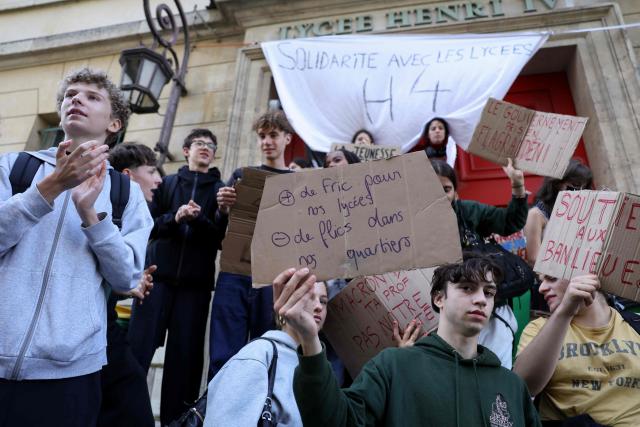 Protesting students carry out blockading action at the Henri-IV secondary school, in Paris on October 1, 2026. Since late September, students have staged protests outside schools over grievances ranging from timetables, class sizes and a shortage of teachers to overheated classrooms during this year's heatwaves. The protests started in the Ile-de-France region around Paris but have now spread to other cities nationwide. (Photo by Kenzo TRIBOUILLARD / AFP)