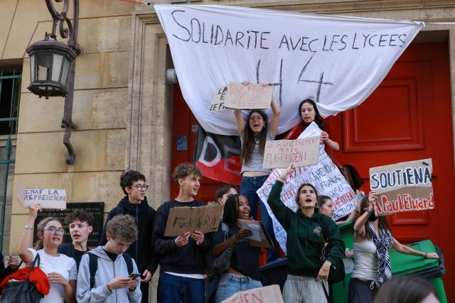 Protesting students carry out blockading action at the Henri-IV secondary school, in Paris on October 1, 2026. Since late September, students have staged protests outside schools over grievances ranging from timetables, class sizes and a shortage of teachers to overheated classrooms during this year's heatwaves. The protests started in the Ile-de-France region around Paris but have now spread to other cities nationwide. (Photo by Kenzo TRIBOUILLARD / AFP)