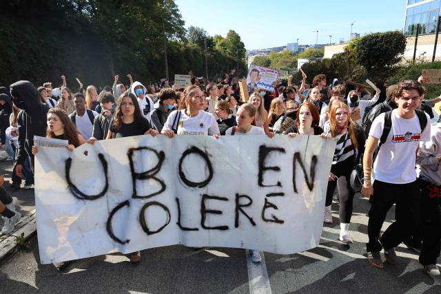 Student march during a demonstration calling for the hiring of substitute teachers, increased resources, and decent learning conditions protest in central Brest in western France, on October 1, 2026. Since late September, students have staged protests outside schools over grievances ranging from timetables, class sizes and a shortage of teachers to overheated classrooms during this year's heatwaves. The protests started in the Ile-de-France region around Paris but have now spread to other cities nationwide. (Photo by FRED TANNEAU / AFP)