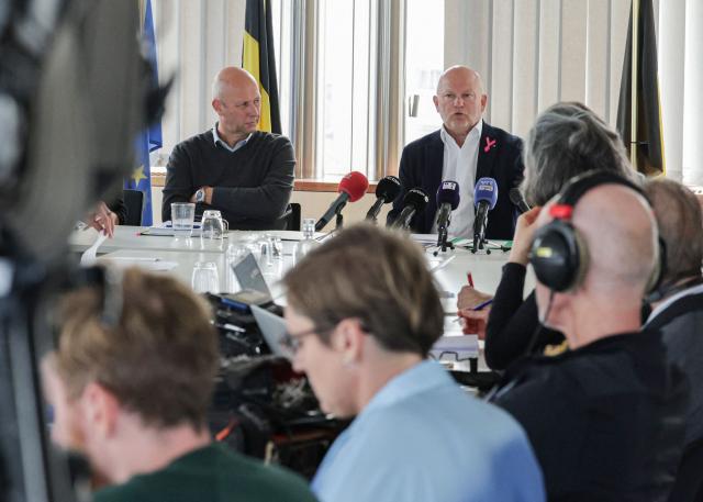 Belgian Minister of Climate and Mobility Jean-Luc Crucke (centre R) speaks during a press conference on flights over Brussels, in Brussels on October 1, 2026. (Photo by NICOLAS MAETERLINCK / Belga / AFP) / Belgium OUT