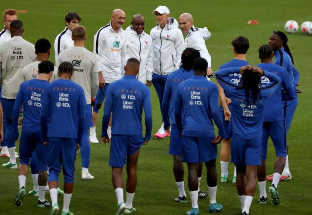 France's national football team head coach Zinedine Zidane (R), his staff and players gather at the start of a training session on the eve of their UEFA Nations League football match against Italy, at the Stade de France stadium in Saint-Denis, near Paris, on October 1, 2026. (Photo by FRANCK FIFE / AFP)