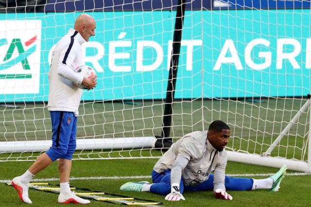 France's goalkeeper #16 Mike Maignan (R) trains with France's goalkeeping coach Fabien Barthez (L) during a training session on the eve of their UEFA Nations League football match against Italy, at the Stade de France stadium in Saint-Denis, near Paris, on October 1, 2026. (Photo by FRANCK FIFE / AFP)