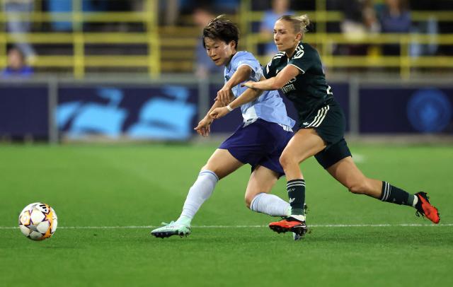Real Madrid's German midfielder #20 Elisa Senb (R) tackles Manchester City's Japanese striker #20 Aoba Fujino during the UEFA Champions League League Stage football match between Manchester City and Real Madrid at the Joie Stadium in Manchester, north west England, on October 1, 2026. (Photo by Darren Staples / AFP)