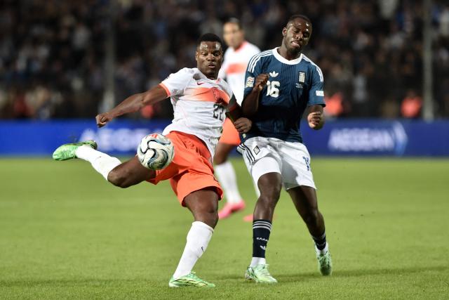 Netherlands' defender #22 Denzel Dumfries (L) and Greece's forward #16 Andreas Tetteh (R) fight for the ball during the UEFA Nations League Group A2 football match between Greece and The Netherlands at the Toumba Stadium in Thessaloniki on October 1, 2026. (Photo by Sakis Mitrolidis / AFP)