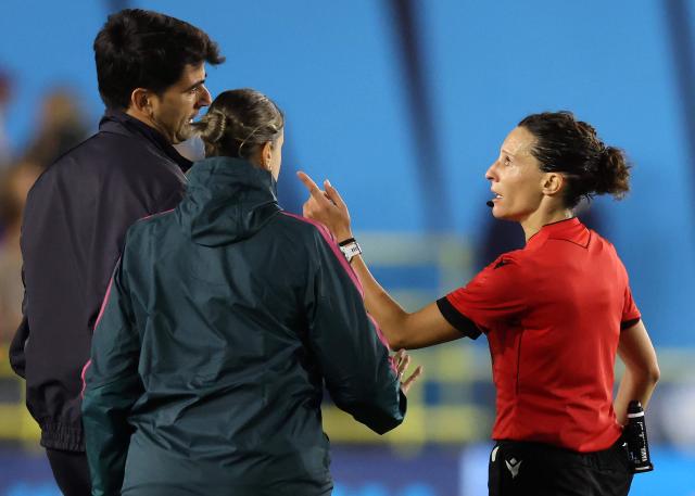 Real Madrid's Spanish coach Pau Queseada (L) remonstrates with Italian referee Silvia Gasperotti after the UEFA Champions League League Stage football match between Manchester City and Real Madrid at the Joie Stadium in Manchester, north west England, on October 1, 2026. (Photo by Darren Staples / AFP)