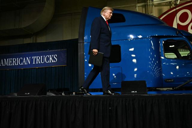 US President Donald Trump arrives to deliver remarks at the Peterbilt Motors facility in Denton, Texas, on October 1, 2026. (Photo by Kent NISHIMURA / AFP)