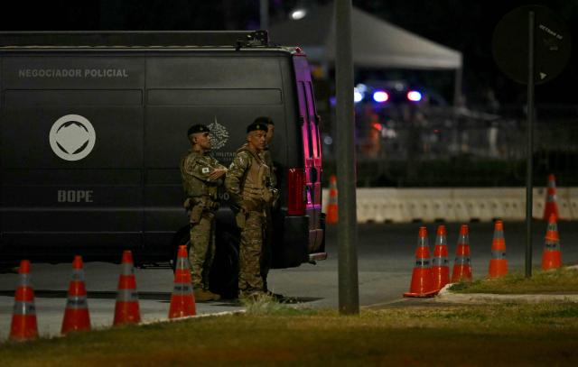 Brazilian police officers stand guard in the area of a possible bomb in a backpack outside the Supreme Court headquarters in Brasilia on October 1, 2026. Brazilian police are investigating a possible bomb placed in a backpack thrown outside the Supreme Court, the country's highest tribunal reported on October 1, 2026, three days before presidential elections begin. (Photo by Evaristo SA / AFP)