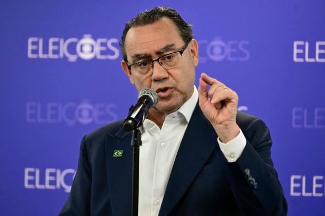 Brazilian presidential candidate Augusto Cury of Avante party speaks to the media after a presidential debate was cancelled in Rio de Janeiro, Brazil, on October 1, 2026. (Photo by Pablo PORCIUNCULA / AFP)