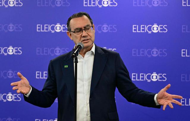 Brazilian presidential candidate Augusto Cury of Avante party speaks to the media after a presidential debate was cancelled in Rio de Janeiro, Brazil, on October 1, 2026. (Photo by Pablo PORCIUNCULA / AFP)