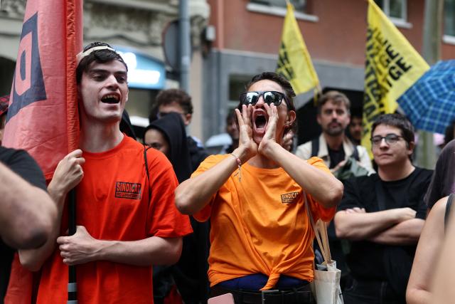 Anti-eviction activists gather outside the Catalan separatist party Junts per Catalunya (Together for Catalonia) headquarters in Barcelona as an extraordinary parliamentary session to vote on a government housing decree is held at the Congress of Deputies in Madrid, on October 2, 2026. Spanish lawmakers are due to vote today on two government housing measures, with both at risk of defeat after key Catalan separatist party Junts said it would vote against them. (Photo by Josep LAGO / AFP)