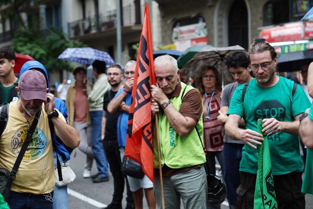 Anti-eviction activists gather outside the Catalan separatist party Junts per Catalunya (Together for Catalonia) headquarters in Barcelona as an extraordinary parliamentary session to vote on a government housing decree is held at the Congress of Deputies in Madrid, on October 2, 2026. Spanish lawmakers are due to vote today on two government housing measures, with both at risk of defeat after key Catalan separatist party Junts said it would vote against them. (Photo by Josep LAGO / AFP)