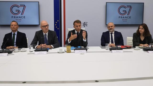 French President Emmanuel Macron (C) speaks next to French Presidential advisor Emmanuel Bonne (L), France's Economy, Finances and Industry Minister Roland Lescure, Secretary-General of the Office of the President of the French Republic Pierre-André Imbert (2ndR) and councillor Camille Morfouace de Broucker following a videoconference with G7 leaders from the Élysée Presidential Palace in Paris on October 2, 2026. G7 leaders were holding talks on October 2, 2026, to coordinate action on tackling high fuel prices, after Washington upped pressure on Europe to release its strategic reserves or face a US diesel export ban. (Photo by Ludovic MARIN / POOL / AFP)