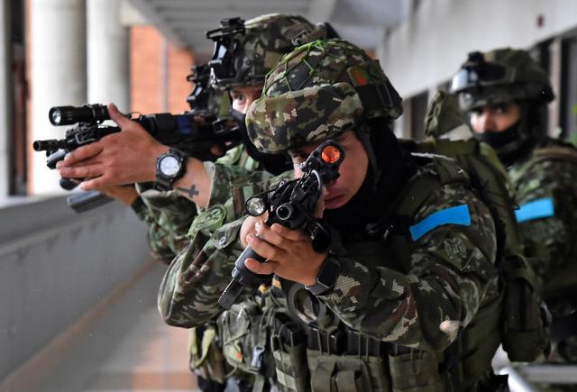 Members of the Colombian Army take part in an anti-terrorism drill simulating a hostage-taking and rescue operation at the Palace of Justice in Cucuta, Colombia on October 2, 2026. (Photo by Schneyder Mendoza / AFP)