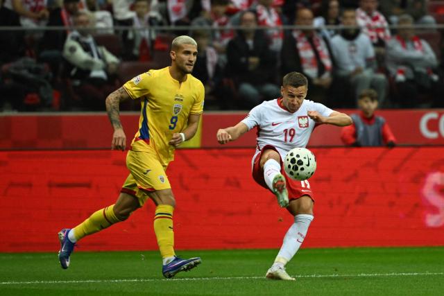 Romania's forward #09 Daniel Birligea (L) and Poland's defender #19 Przemyslaw Frankowski (R) vie for the ball during the UEFA Nations League Group B4 between Poland and Romania at the National Stadium in Warsaw on October 2, 2026. (Photo by Sergei GAPON / AFP)