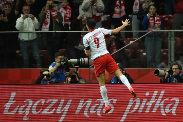 Poland's forward #09 Robert Lewandowski celebrates scoring his team's first goal during the UEFA Nations League Group B4 between Poland and Romania at the National Stadium in Warsaw on October 2, 2026. (Photo by Sergei GAPON / AFP) / ALTERNATIVE CROP