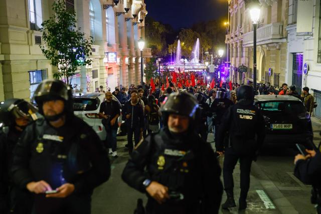 Police walk in front of demonstrators as they make their way from the Puerta del Sol square protest camp towards paliament following an extraordinary parliamentary session to vote on a government housing decree in Madrid on Octrober 2, 2026. Spanish lawmakers rejected today two bills introduced by the government to tackle the housing crisis, dealing a blow to socialist Prime Minister Pedro Sánchez as protesters called for escalating the demonstrations. (Photo by Oscar DEL POZO / AFP)