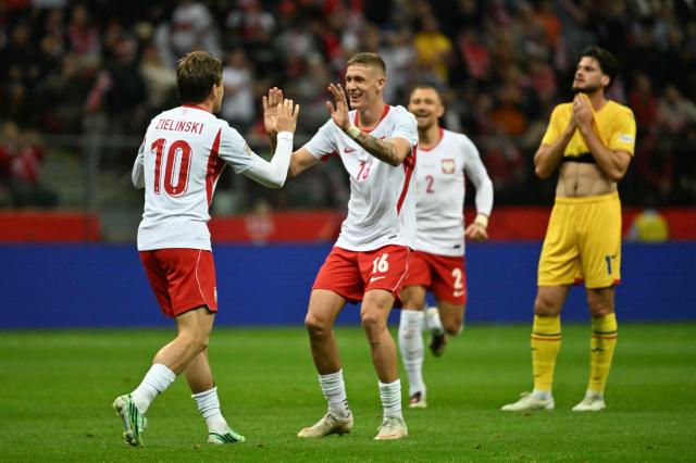 Poland's midfielder #10 Piotr Zielinski (L) celebrates with Poland's midfielder #16 Wiktor Nowak (R) after scoring his team's fourth goal during the UEFA Nations League Group B4 football match between Poland and Romania at the National Stadium in Warsaw on October 2, 2026. (Photo by Sergei GAPON / AFP)