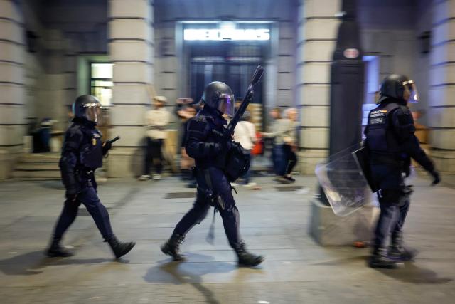 Police patrol as demonstrators protesting evictions and the housing crisis make their way through central Madrid following an extraordinary parliamentary session earlier in the day to vote on a government housing decree in Madrid on Octrober 2, 2026. Spanish lawmakers rejected today two bills introduced by the government to tackle the housing crisis, dealing a blow to socialist Prime Minister Pedro Sánchez as protesters called for escalating the demonstrations. (Photo by Oscar DEL POZO / AFP)