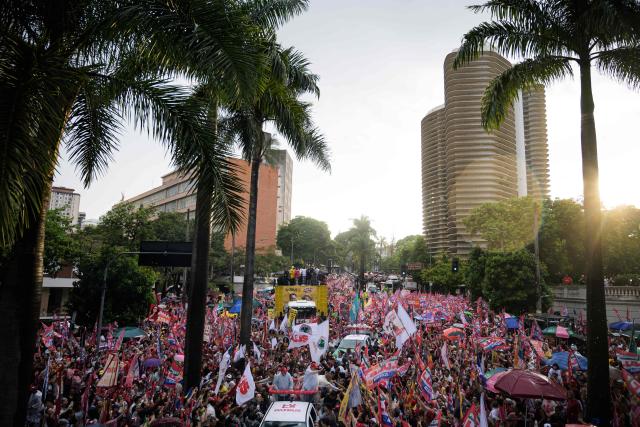 Brazil's President and presidential candidate Luiz Inacio Lula da Silva (C) attends a campaign rally in Belo Horizonte, Minas Gerais state, Brazil on October 2, 2026. Brazilians go to the polls on October 4, 2026, in a tight race led by leftist President Luiz Inacio Lula da Silva and right-wing senator Flavio Bolsonaro, son of former president Jair Bolsonaro. (Photo by Gledston TAVARES / AFP)