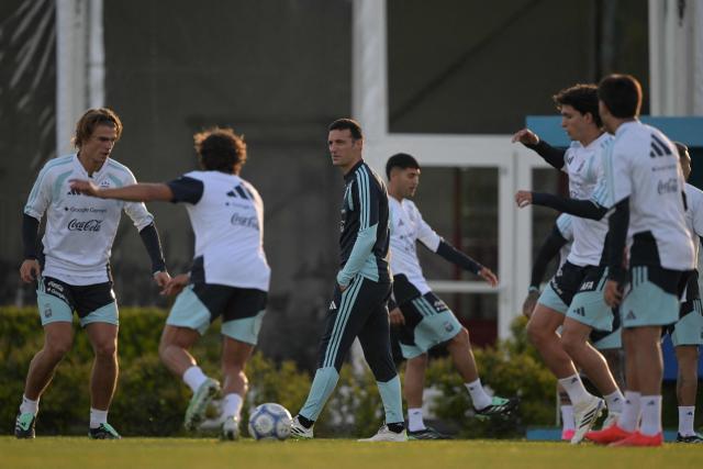Argentina's football team coach Lionel Scaloni (C) looks on during a football training session at the Argentine Football Association (AFA) training camp in Ezeiza, Buenos Aires Province, on October 2, 2026, ahead of the friendly matches against Burkina Faso and Benin. (Photo by JUAN MABROMATA / AFP)
