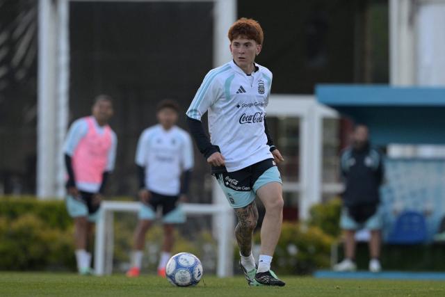 Argentina's midfielder Valentin Barco controls the ball during a football training session as forward Julian Alvarez looks on in the background at the Argentine Football Association (AFA) training camp in Ezeiza, Buenos Aires Province, on October 2, 2026, ahead of the friendly matches against Burkina Faso and Benin. (Photo by JUAN MABROMATA / AFP)