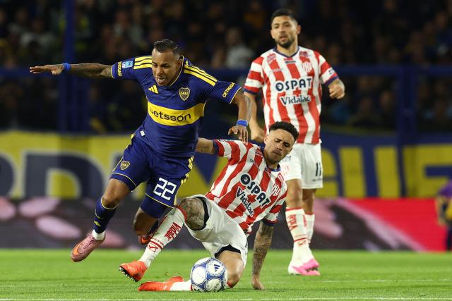 Boca Juniors' Colombian forward #22 Sebastian Villa and Union Santa Fe's Uruguayan defender #15 Juan Pintado fight for the ball during the Argentine Professional League 2026 Clausura tournament football match between Boca Juniors and Union de Santa Fe at La Bombonera stadium in Buenos Aires on October 2, 2026. (Photo by Alejandro PAGNI / AFP)