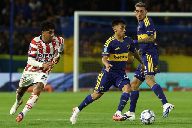 Boca Juniors' midfielder #18 Milton Delgado (R) controls the ball past Union Santa Fe's forward #25 Cristian Tarragona during the Argentine Professional League 2026 Clausura tournament football match between Boca Juniors and Union de Santa Fe at La Bombonera stadium in Buenos Aires on October 2, 2026. (Photo by Alejandro PAGNI / AFP)