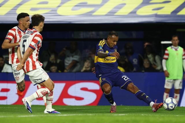 Boca Juniors' Colombian forward #22 Sebastian Villa (R) kicks the ball during the Argentine Professional League 2026 Clausura tournament football match between Boca Juniors and Union de Santa Fe at La Bombonera stadium in Buenos Aires on October 2, 2026. (Photo by Alejandro PAGNI / AFP)
