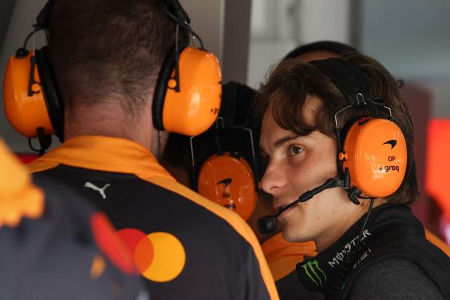 McLaren's Australian driver Oscar Piastri speaks to his team members in the garage during the third practice session ahead of the Formula One Bahrain Grand Prix in Sepang on October 3, 2026. (Photo by I-HWA CHENG / AFP)